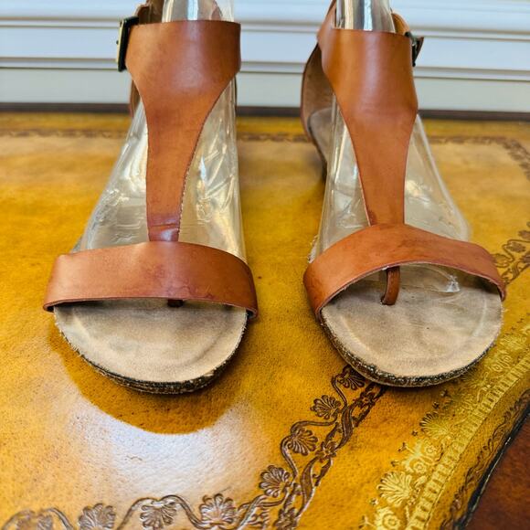 Kenneth Cole Great City Gal Toffee Cognac Vegan Leather Wedge T-Strap Sandals 8 - Picture 6 of 13